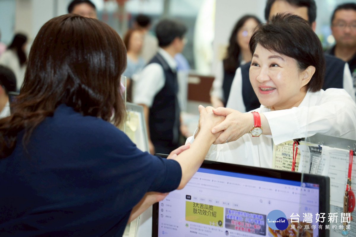 盧市長至聯合服務中心慰問