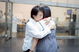 盧市長擁抱辛苦的同仁，表達最深切的感謝與慰問