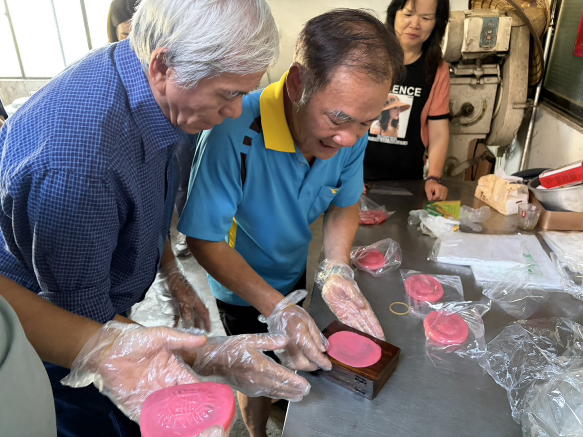製粄達人吳新發師傅細膩解說新丁粄製作訣竅