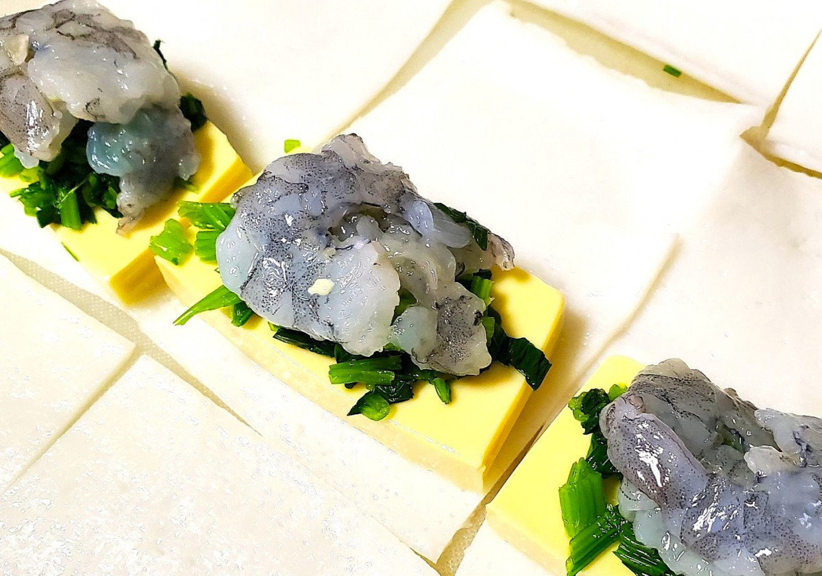「菠菜蝦仁腸粉」使用菠菜、蝦仁、雞蛋豆腐及粄條等食材製作，營養均衡又容易入口