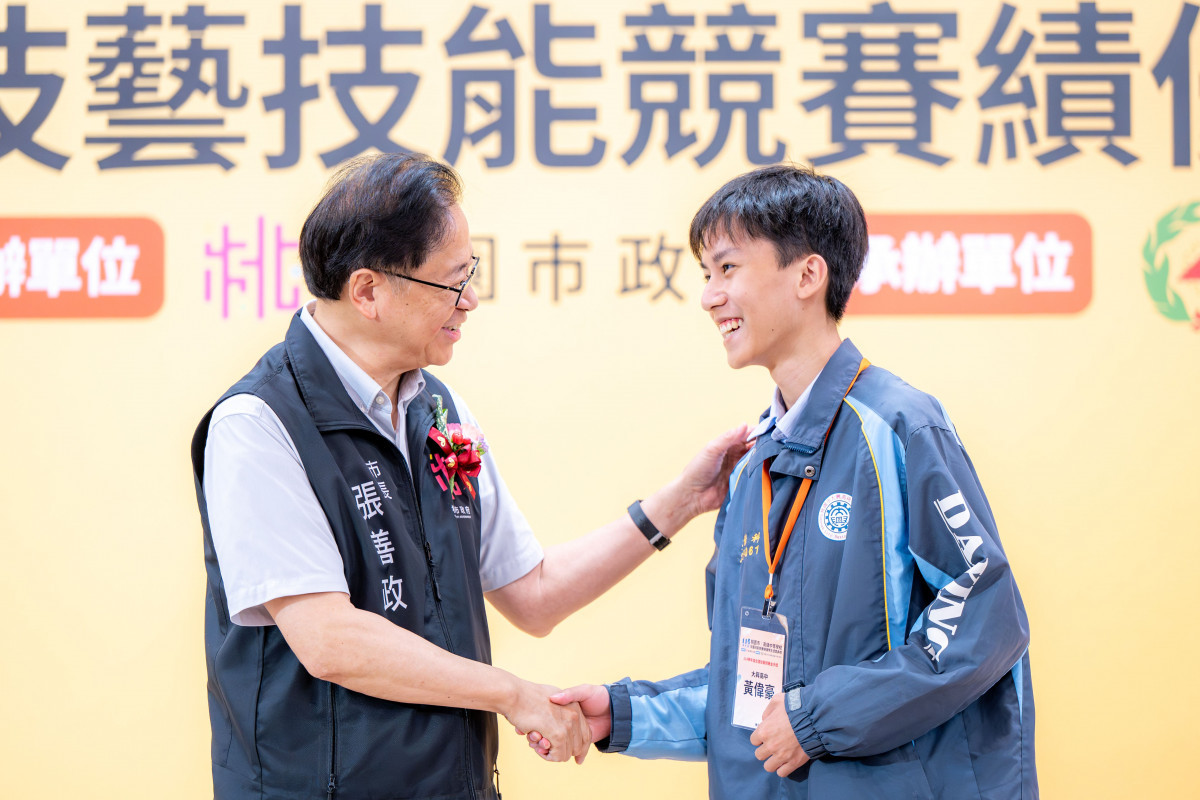 張市長頒獎予桃園優秀技職學子。