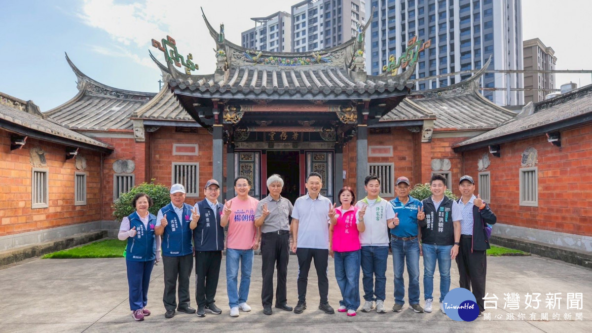 蘇副市長與貴賓於著存堂前合影。