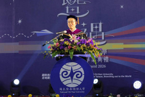 暨大校長武東星於114學年度畢業典禮上致詞，期勉畢業生擁抱創新。（暨大提供）