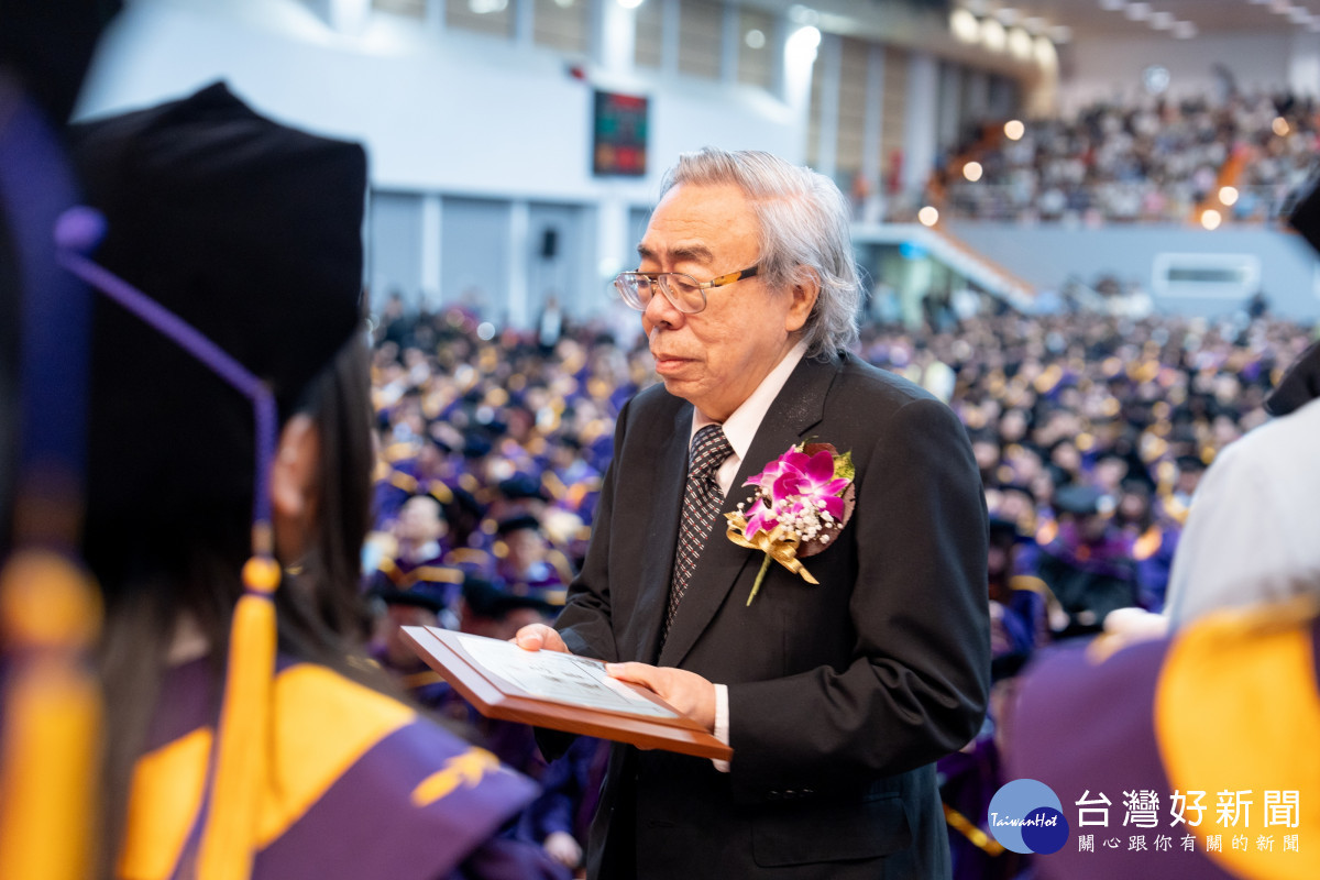 王文淵董事長親臨長庚大學畢業典禮會場,慶賀全體畢業生邁入新旅程