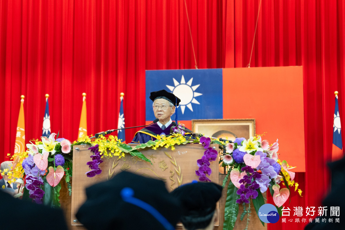 湯明哲校長期勉畢業生抓住機會,做出改變