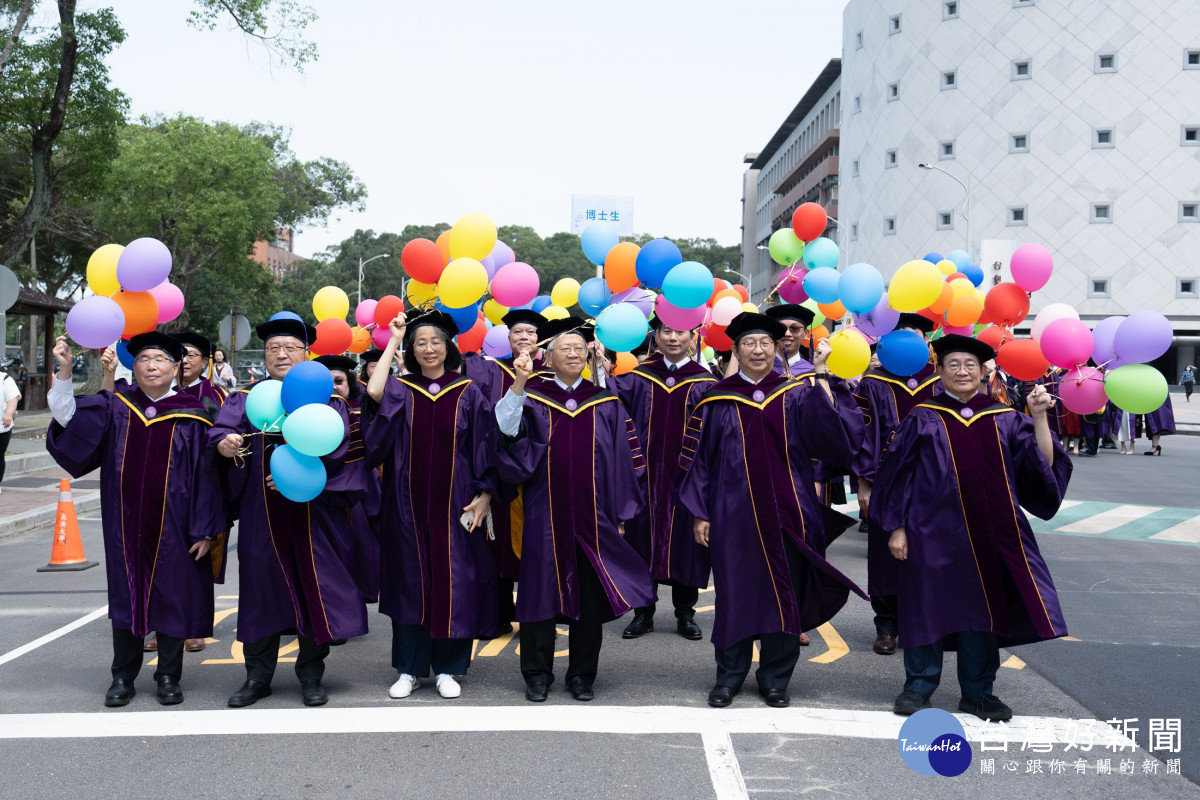 長庚大學畢業典禮由湯明哲校長(前排右三)帶領師生校園巡禮揭開序幕