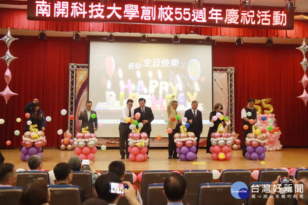 王副縣長等為校慶典禮祝賀。(記者扶小萍攝)