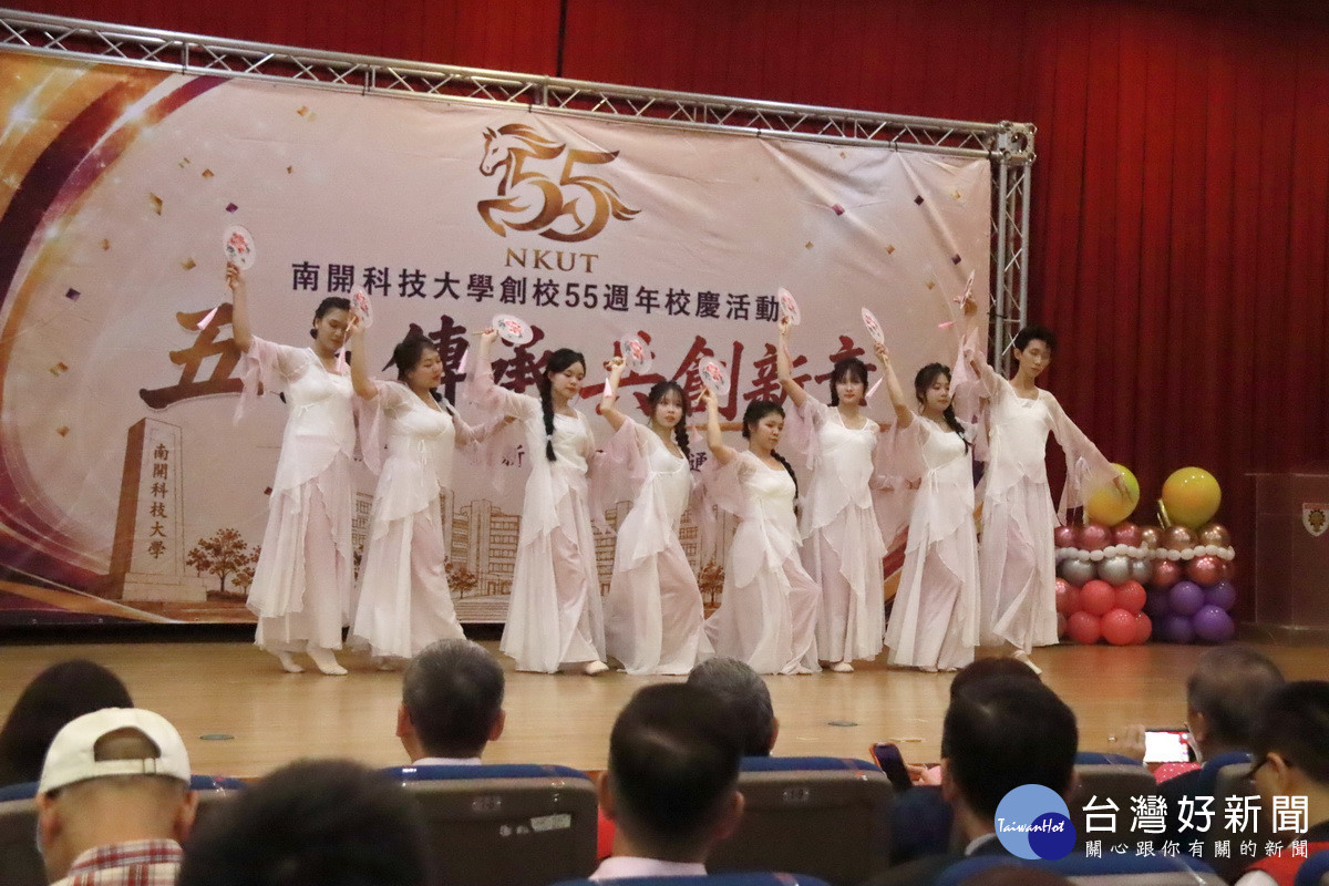 越南籍境外同學表演團 扇舞。(記者扶小萍攝)