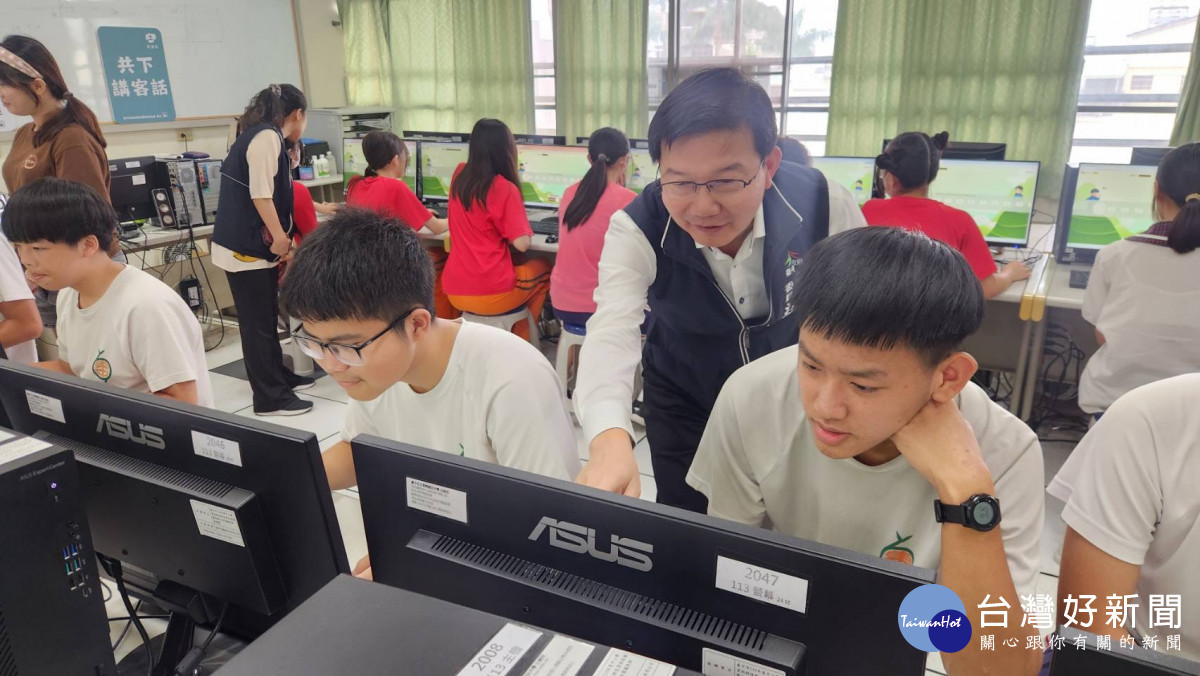 江主委指導同學「來上客」闖關。