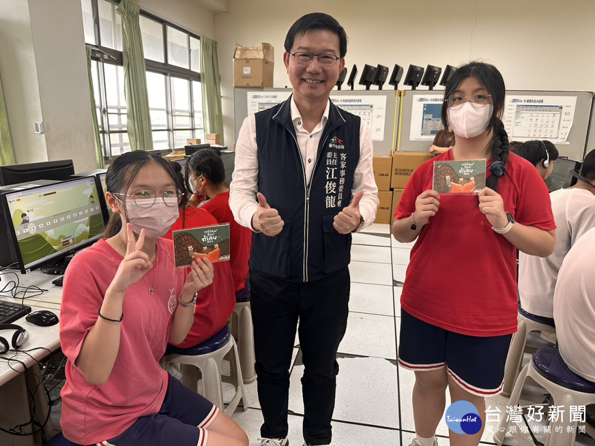 東勢國中同學們順利過關，江主委致贈臺中客家文創小物。