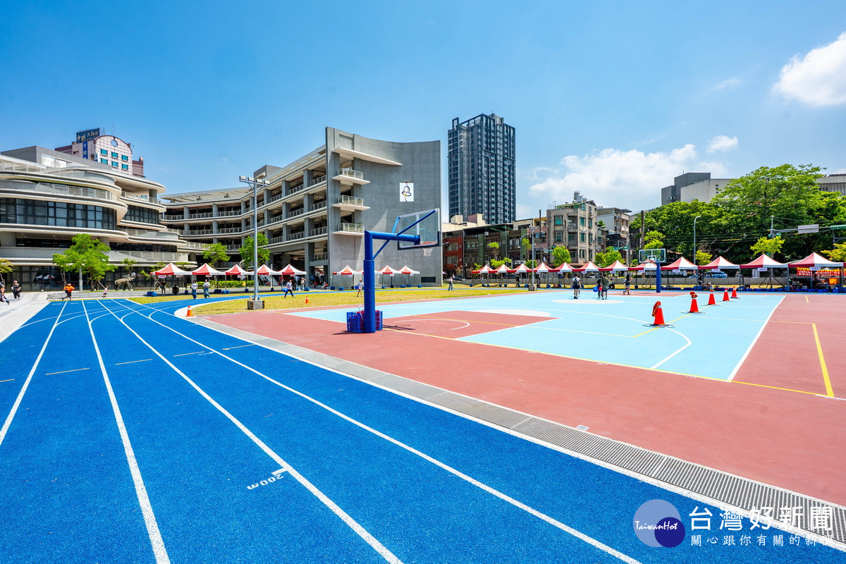 中壢國小新建運動場及活動中心落成啟用。