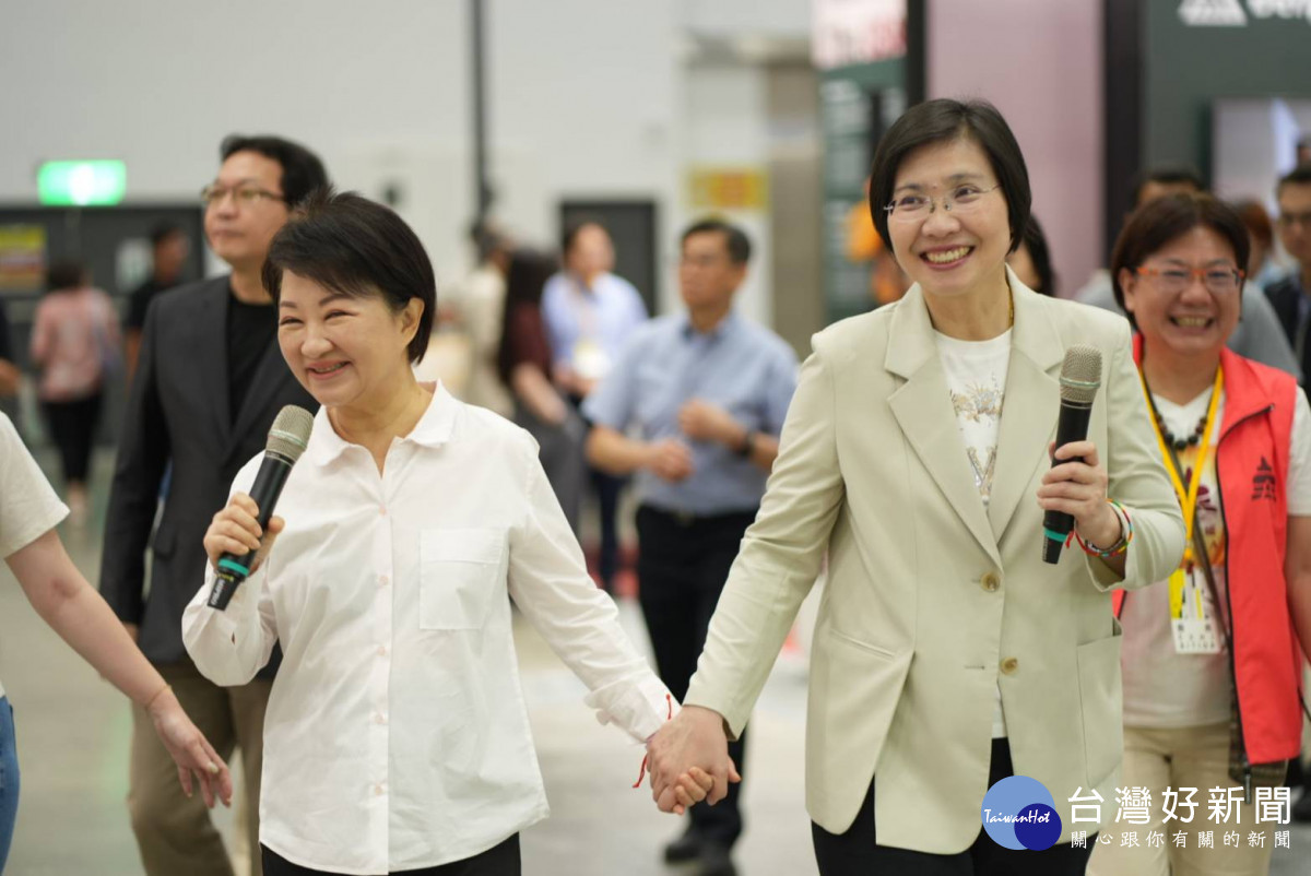 徐欣瑩赴臺中市向市長盧秀燕請益城市治理經驗，現場氣氛高昂、互動熱絡。