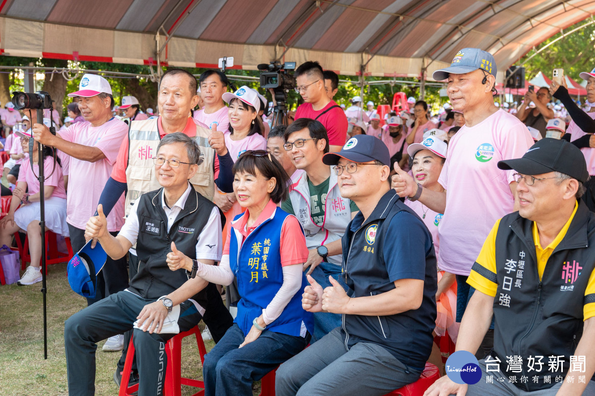王副市長與貴賓合影。