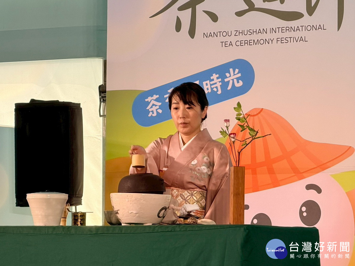 韓國日本帶來茶道展演,讓大家多瞭解異國茶文化。(竹山公所提供)