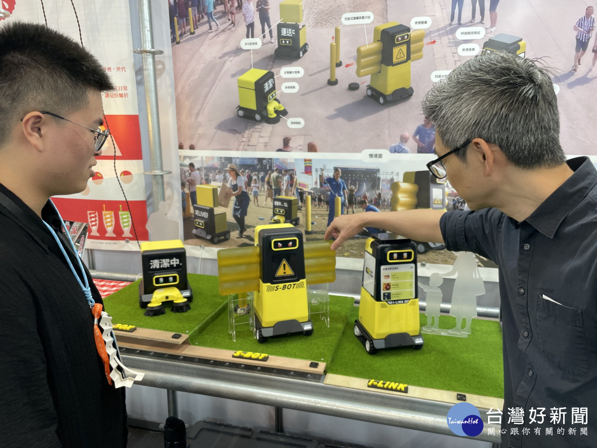 中華汽車造型部部長邱顯益（右）參觀中原商設系產設組學生畢業作品「CUBE-SQUAD」，交流設計理念與實務應用方向。