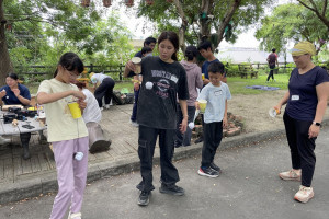 「玉劍資源」DIY課程，運用回收紙杯與廢紙進行創意手作。（弘光科大提供）
