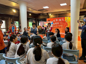 老師以全客語講述客語兒童繪本，讓親子於輕鬆愉快的氛圍中學習客語。