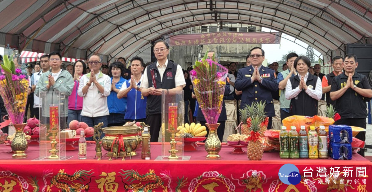 張市長與貴賓一同參香祈福工程順利完成。