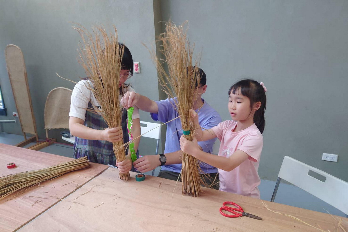 小朋友透過草編工藝體驗,在手作體驗中認識客家傳統工藝。<br />