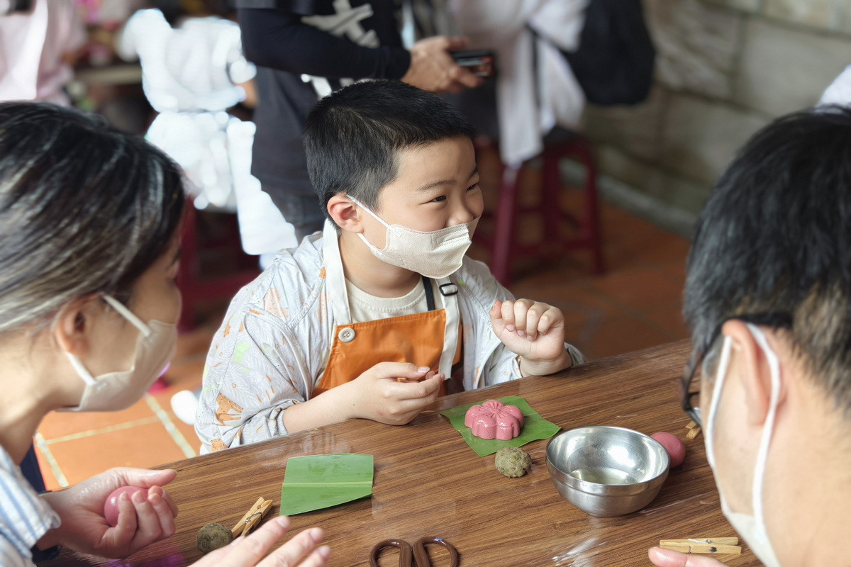親子共同製作客家粄食,感受客家粄食文化魅力。<br />