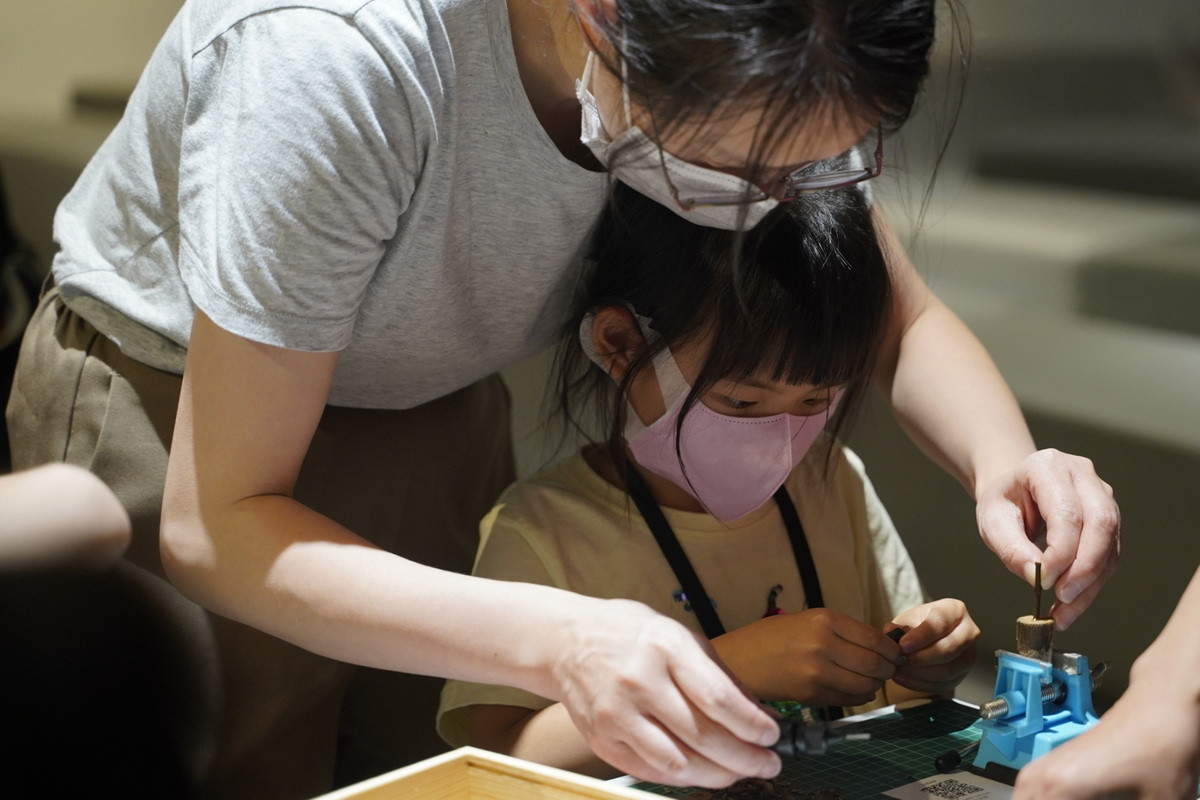親子一同參與手作課程,在互動過程中感受客庄生活樂趣。