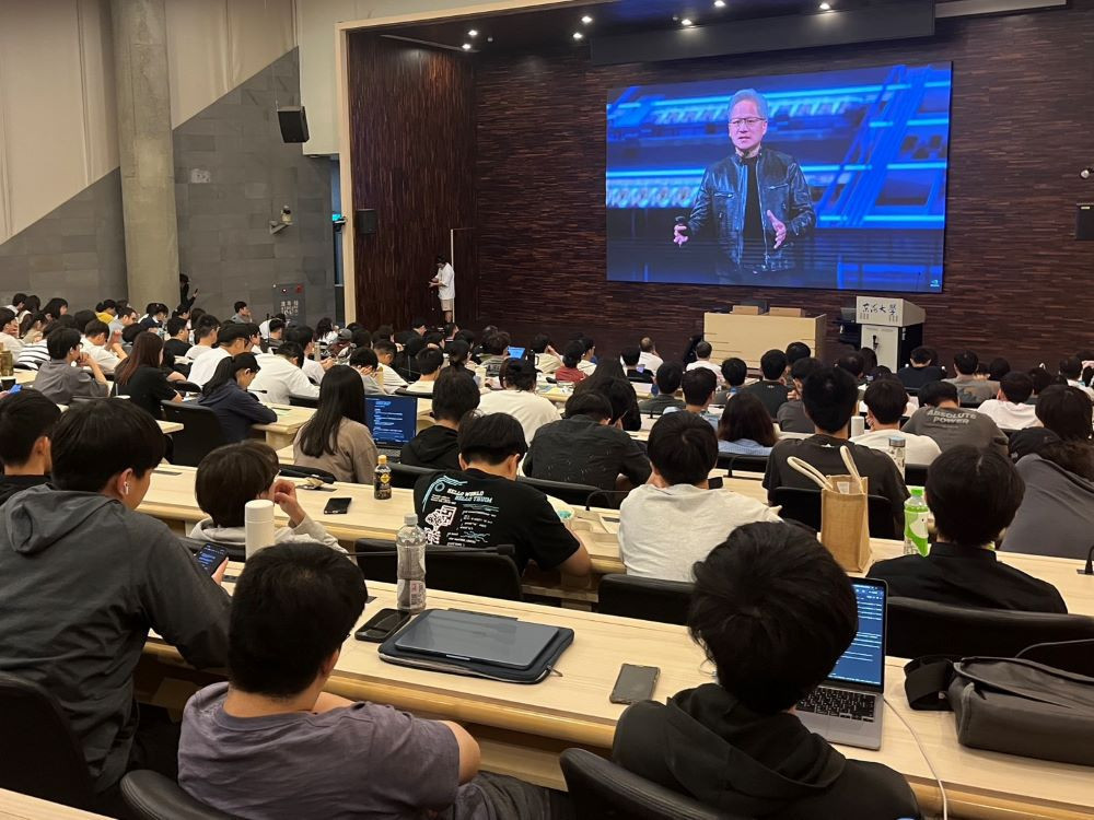 東海大學不僅累積投資超過新台幣1億元,打造7間AI PC教室與算力中心,全面升級教學環境,更透過同步直播帶領師生掌握全球AI脈動。(圖/東海大學)