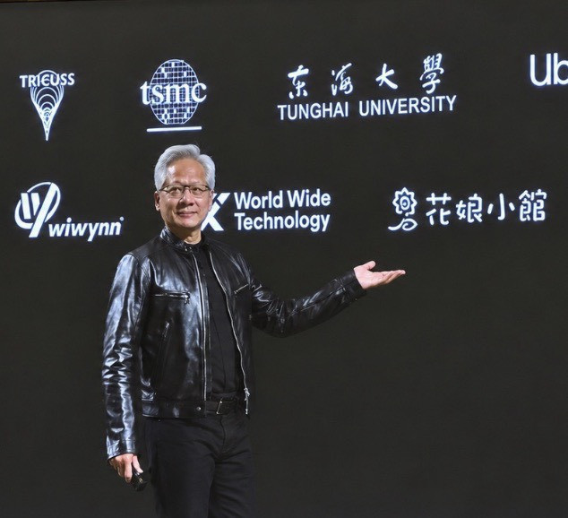 東海大學三度直播黃仁勳GTC Taipei演講　東海緊鄰台積電登黃仁勳演講背板全校嗨翻　