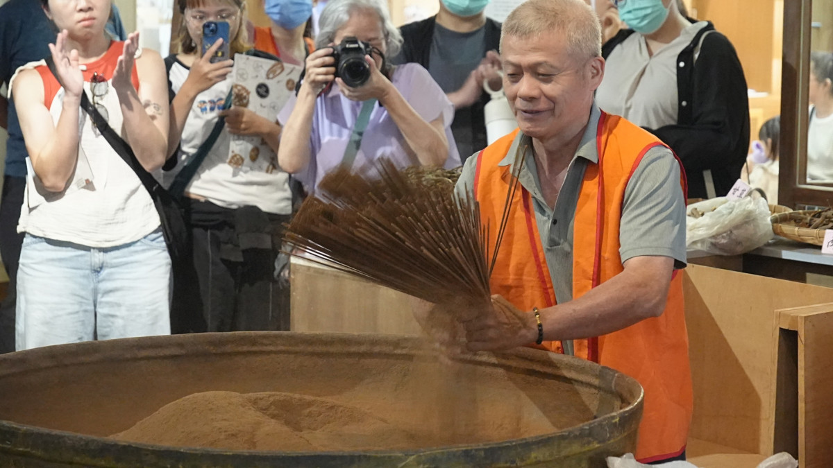 嘉義市政府文化局昨(31)日在嘉義市立博物館大廳舉辦「香花綻．溫蕉厝香傳：內安雲霄剖香腳古藝展演活動」／嘉義市府提供
