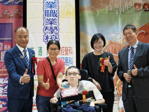 國立嘉義高商應屆畢業生郭健安（中）榮獲總統教育獎肯定，校長孫忠義（右一）與家長會長黃俊文（左一）頒獎表揚他身處逆境，仍不放棄努力／嘉商提供