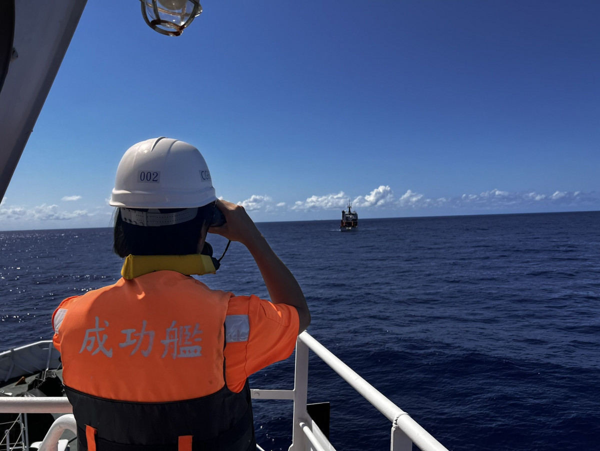 5月7日海巡署偵獲中國籍「同濟號」科研船於我國鵝鑾鼻東南方29浬投放科學儀器，遭海巡「成功艦」以廣播驅離。（圖／行政院海洋委員會）