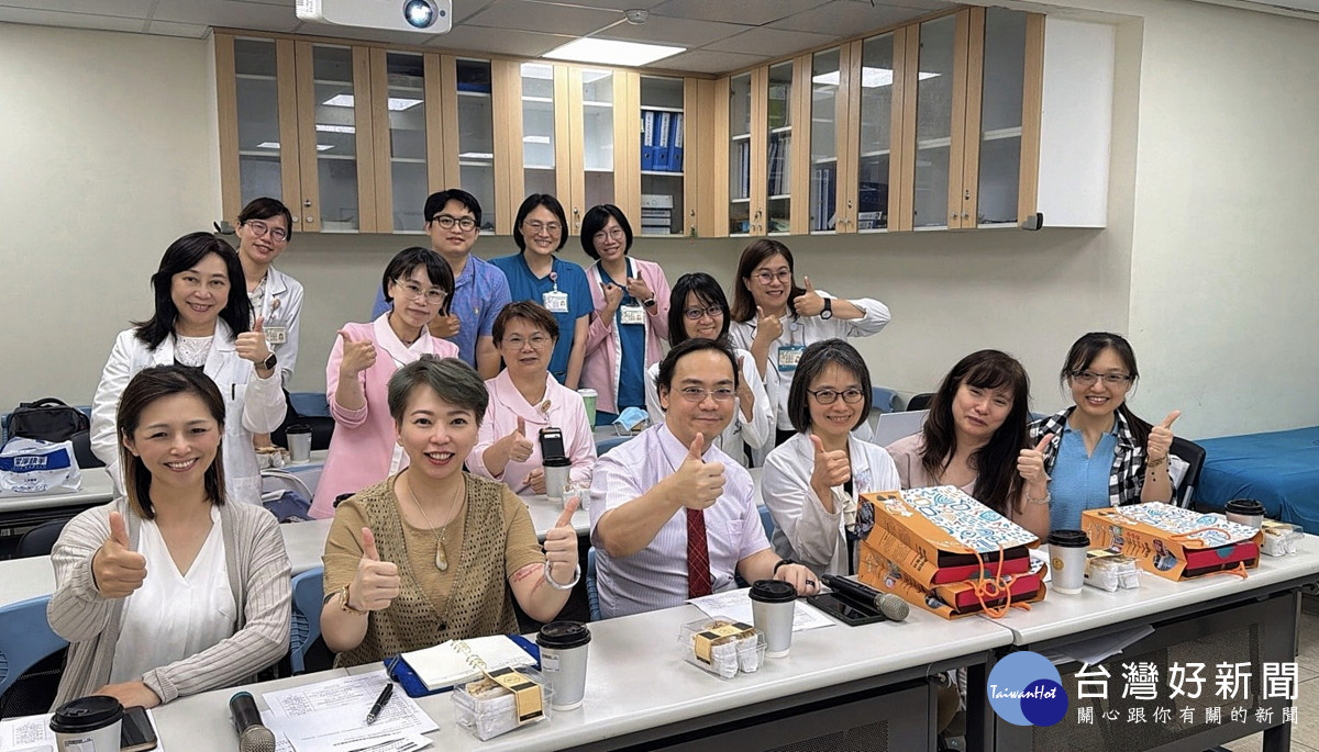 桃園療養院李俊宏副院長（左三）帶領跨專業團隊至成大醫院標竿學習咀嚼吞嚥照護中心，由蘇慧真主任（右三）負責接待。 (桃療提供)