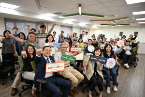 桃園市政府青年事務局侯佳齡局長出席「2026社會企業競賽暨企業永續採購媒合會」活動大合照。
