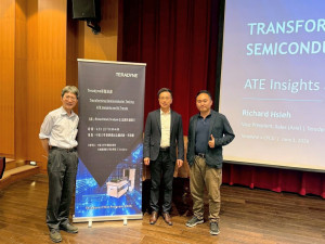 中原大學與Teradyne透過產學合作課程及實習規劃，共同培育符合產業需求的高階測試人才。（左起：中原大學副校長吳宗遠、Teradyne亞太區銷售副總裁Richard Hsieh、中原大學半導體產業學士學位學程主任郭泰辰）