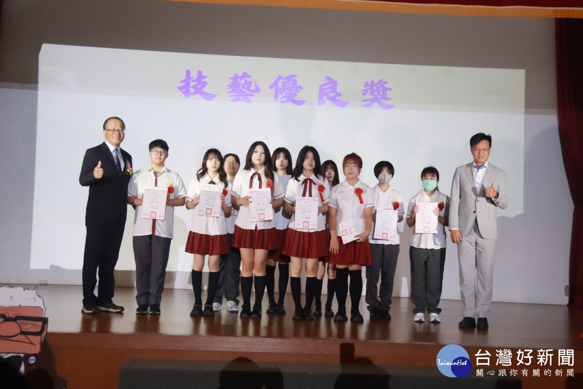 五育高中23屆畢業典禮溫馨登場　25週年校慶見證學子高飛