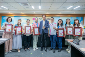 桃園市長張善政頒發「114學年度幼兒園、國小及國中客語沉浸式教學設計」獎項。