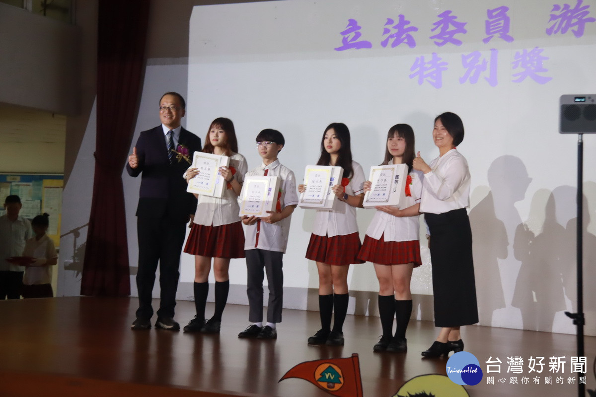 立委游顥贈特別獎。（記者扶小萍攝）