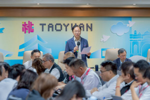 桃園市長張善政表示，將持續透過醫療建設、行動醫療、巡迴服務及跨院合作等措施，縮短城鄉醫療差距。