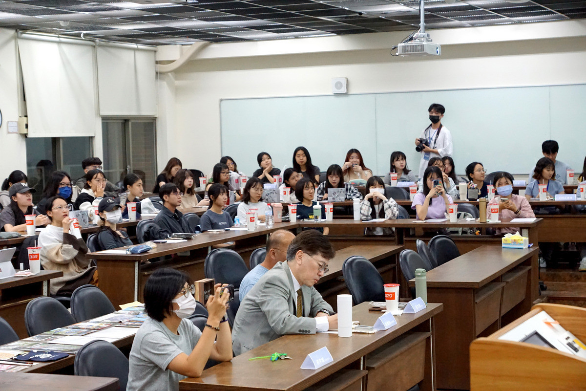 暨大學生自發組織的「DreamLab」團隊舉辦教育部青年百億海外圓夢基金計畫赴日交流成果分享會,吸引滿場學弟妹專注聽講。(暨大提供)