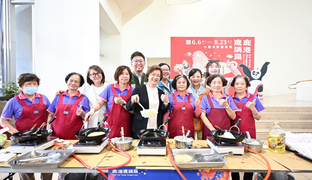 縣長煎鹿港傳統小吃「煎堆」。圖／記者鄧富珍攝