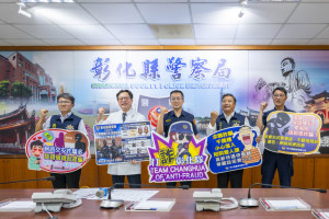 防詐大使王中平（右二）、陳世煌局長（中）、陳穆寬總院長（左二）共同高喊「打擊詐欺、全力出擊」口號，展現警方與醫界合作決心。圖/
彰基醫院提供