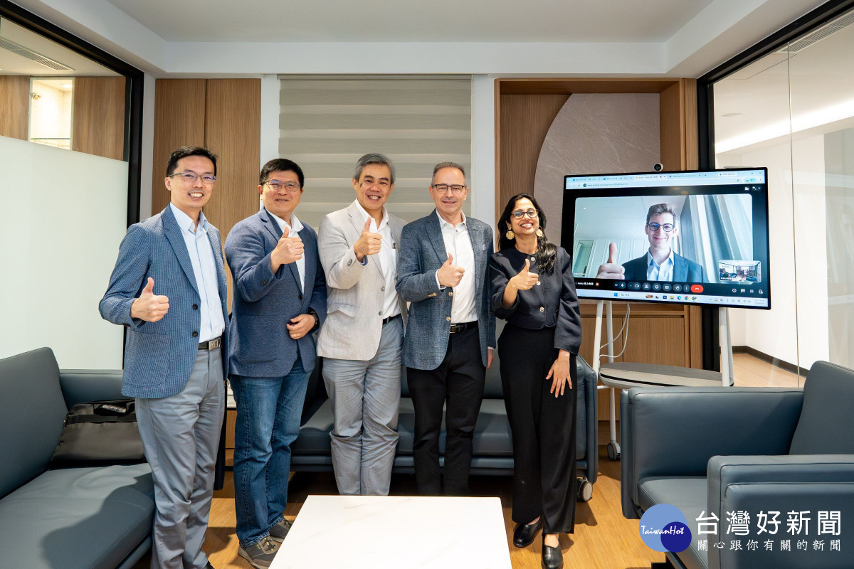 國立中央大學管理學院葉錦徽院長、EMBA鄭保志執行長與芬蘭駐台代表Jere Tala、芬蘭阿爾托大學高階管理教育機構代表共同合影。<br />
<br />
