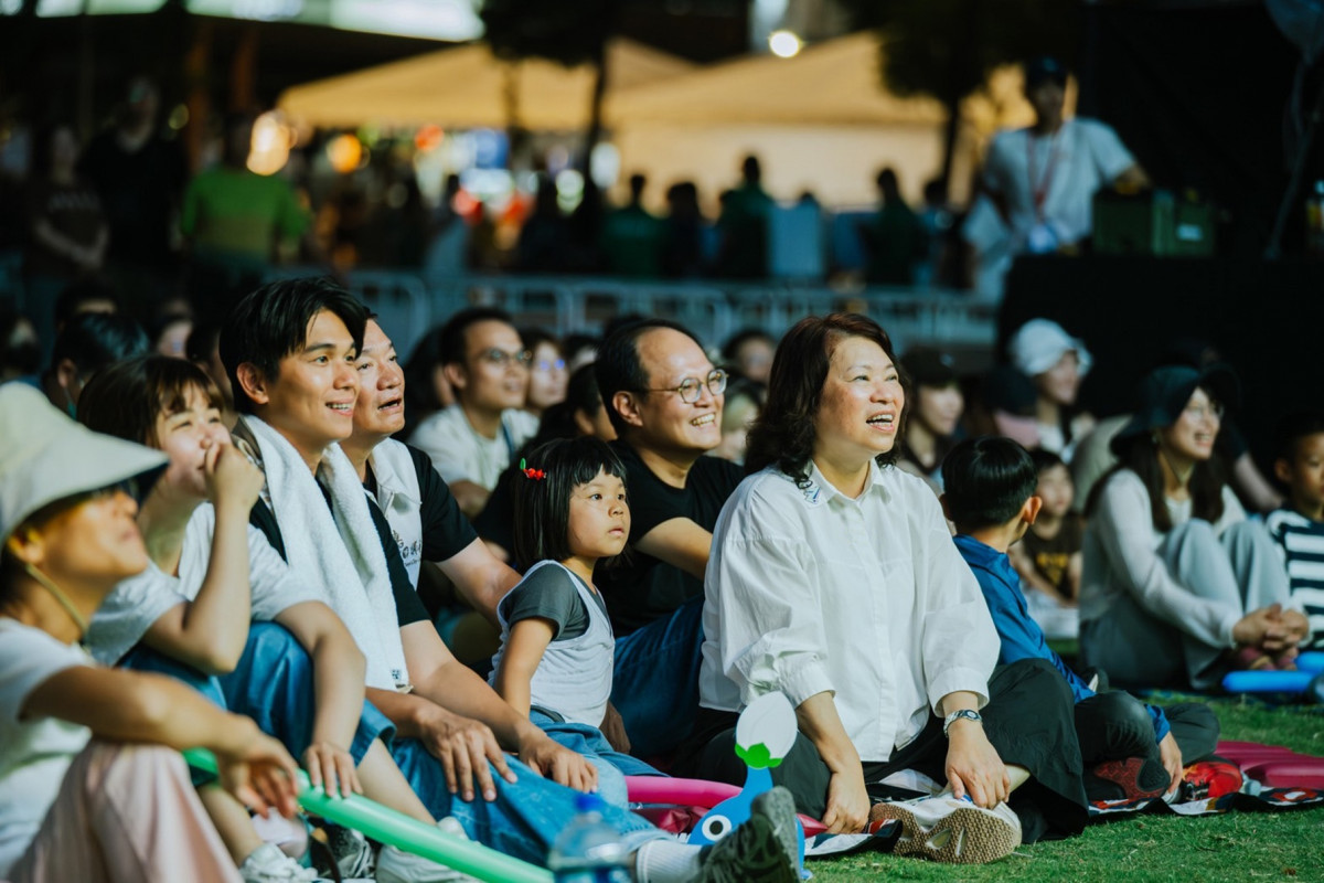 嘉義市長黃敏惠30日與市民朋友一同觀賞FOCASA馬戲團的融合劇場／市府提供