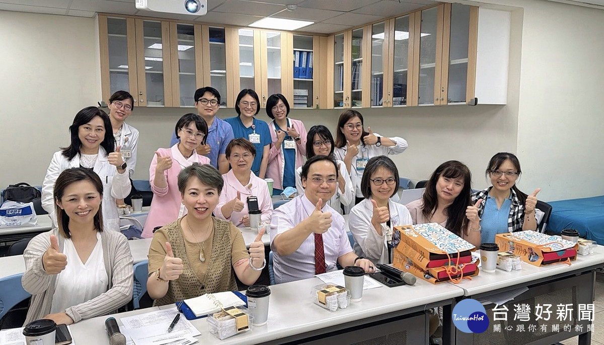 桃園療養院李俊宏副院長（左三）帶領跨專業團隊至成大醫院標竿學習咀嚼吞嚥照護中心，由蘇慧真主任（右三）負責接待。 (桃療提供)