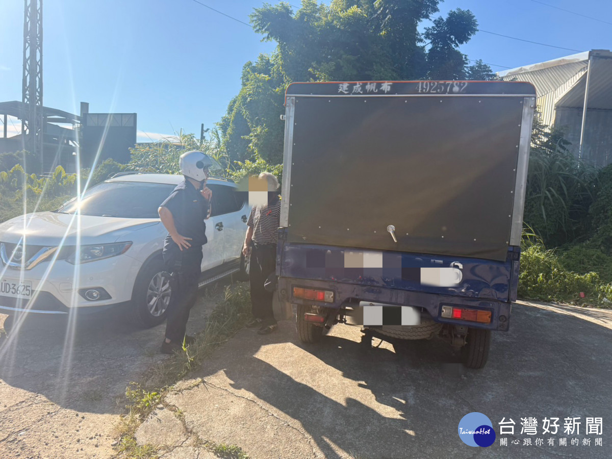 老翁送別過世的兄長，悲傷忘記停車位置，在警方協助下順利找回愛車。