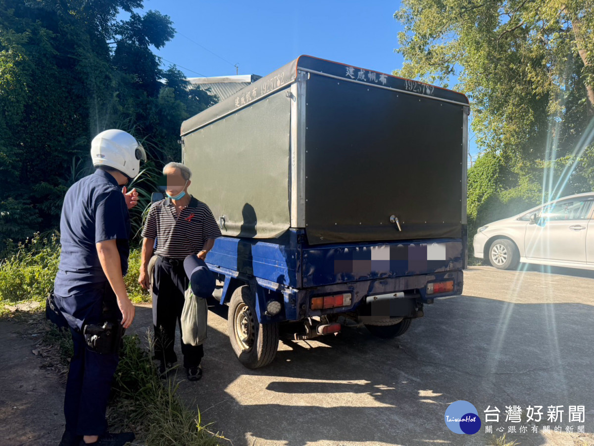 老翁送別過世的兄長，悲傷忘記停車位置，在警方協助下順利找回愛車。
