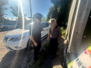 老翁送別過世的兄長，悲傷忘記停車位置，在警方協助下順利找回愛車。