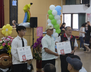 致用高中校長鄒紹騰(右)頒發日校及進修部同學畢業證書。（記者陳榮昌攝）