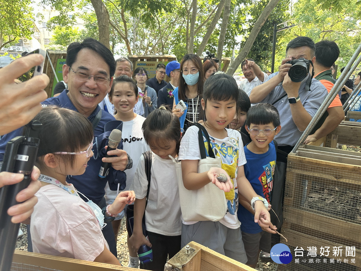 草屯國小老師帶領同學進行戶外教學與定向越野闖關。（記者扶小萍攝）