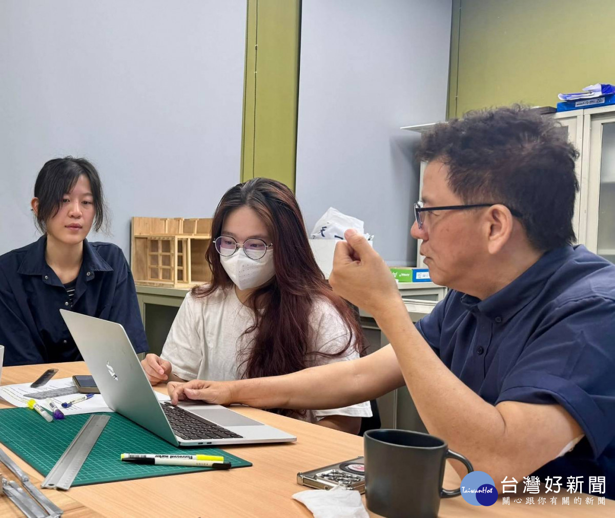 中原大學設計學院副院長陳歷渝(右1)悉心指導學生，最終於大專盃會展設施創意設計競賽勇奪金獎。