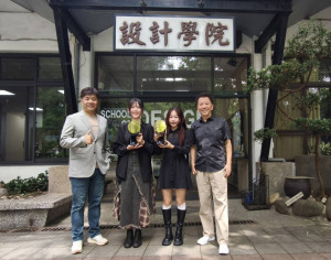 中原大學仿生永續作品「翼展之間」勇奪2026大專盃會展設計競賽金獎。(由左至右：翁林寶老師、黃莉芸、劉沛昕、陳歷渝老師)